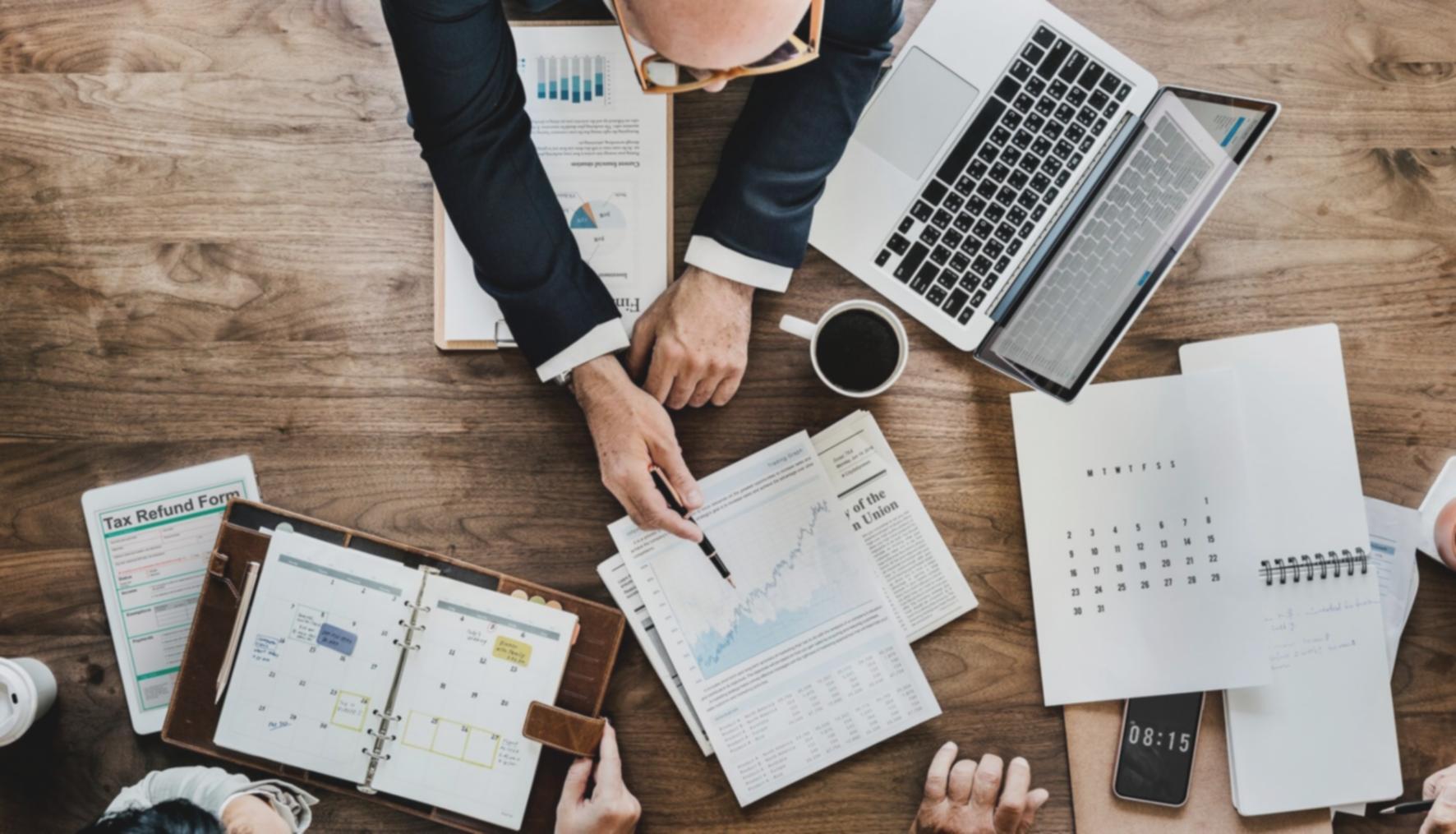 Sesión de planificación financiera personalizada con documentos y calculadora